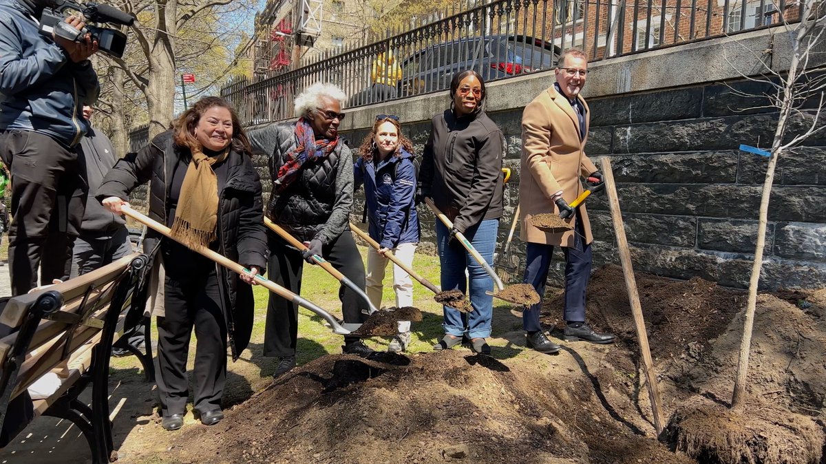 MarkLevineNYC's tweet image. For #ArborDay, @BronxBP and I joined w/ @NYCparks to plant trees on each side of the High Bridge.

Expanding the # of trees in NYC is critical to our fight against climate change. It's about equity and public health. That's why we're calling for a #MillionMoreTrees for NYC.
