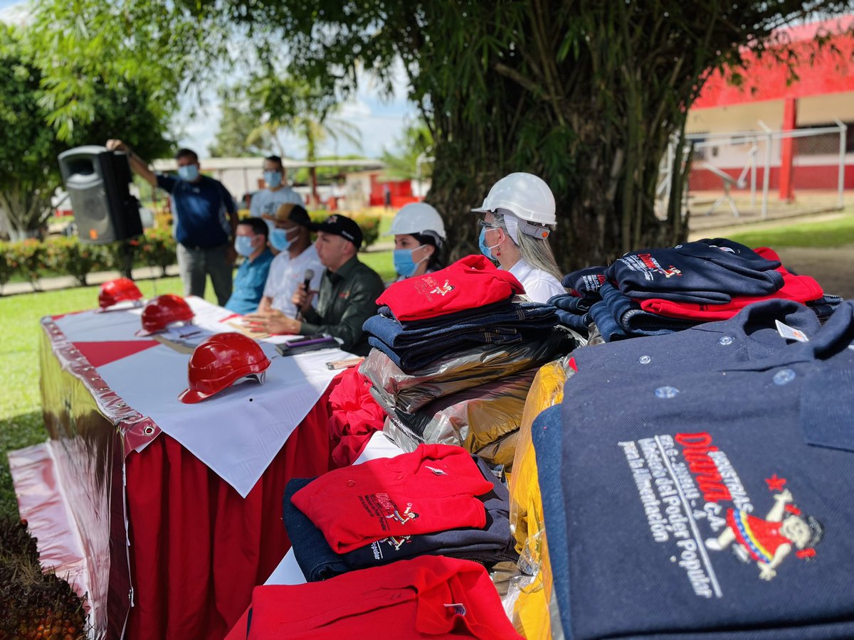 RomeroFelixE's tweet photo. La seguridad y el bienestar de nuestros trabajadores es primordial para nosotros. #Hoy29Abr Realizamos dotación de uniformidad, botas e impermeables a la fuerza obrera de las Plantas Extractoras "PACASA" y "Palmeras Diana del Lago", con el fin de brindar comodidad en sus labores. https://t.co/52qGMe3CAW