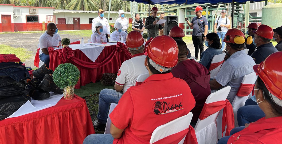 RomeroFelixE's tweet photo. La seguridad y el bienestar de nuestros trabajadores es primordial para nosotros. #Hoy29Abr Realizamos dotación de uniformidad, botas e impermeables a la fuerza obrera de las Plantas Extractoras "PACASA" y "Palmeras Diana del Lago", con el fin de brindar comodidad en sus labores. https://t.co/52qGMe3CAW