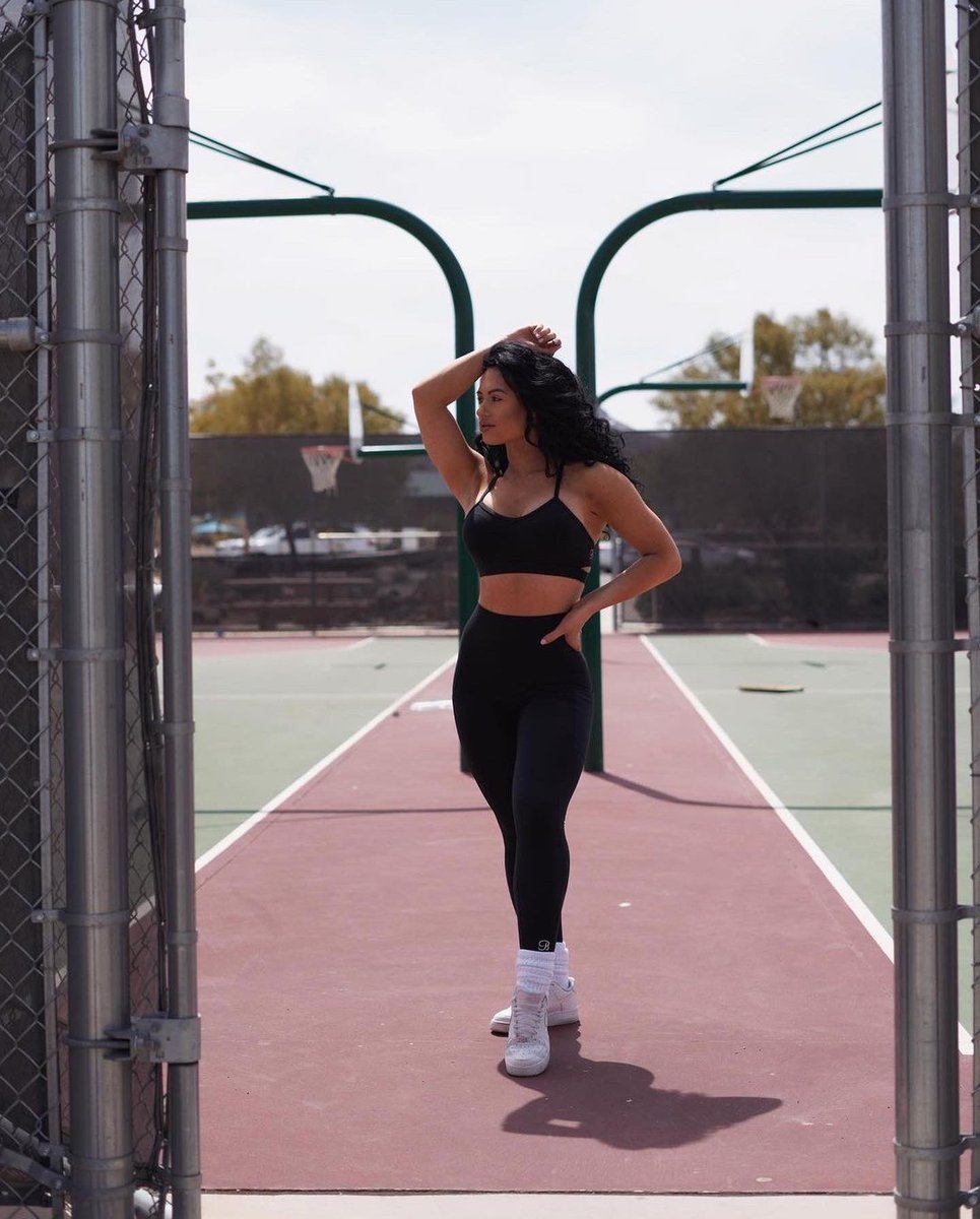 Repost from @jenniferdorie_ifbbpro
•
You miss 100% of the shots you don’t take 🏀

@bombshellsportswear 
#bombshellsportswear