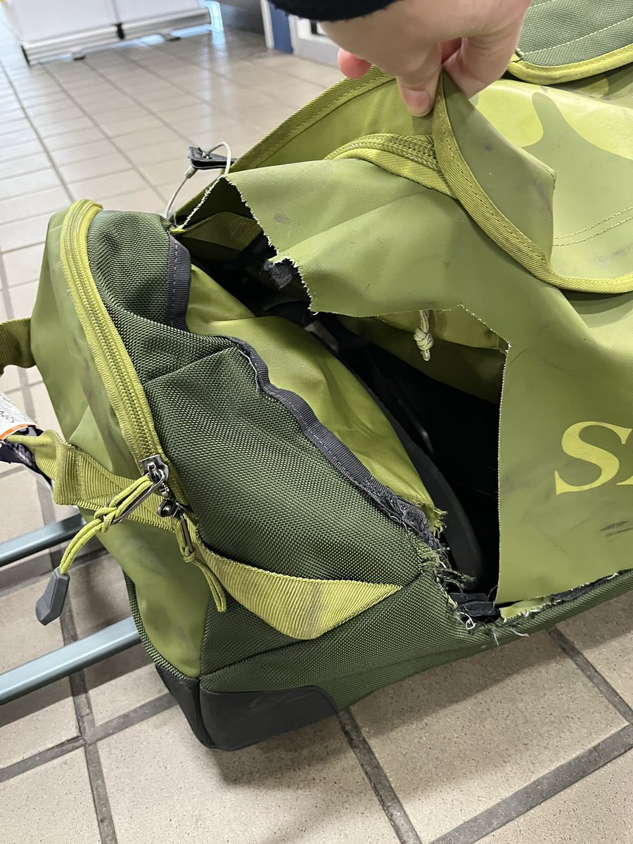 zoomerpc's tweet photo. @JetBlue On April 12 my bag was ruined on a BOS/LGA Flight. Your customer service rep made only two phone attempts to call me to rectify the matter. Please prioritize this customer service recovery. https://t.co/knWFKdoE86