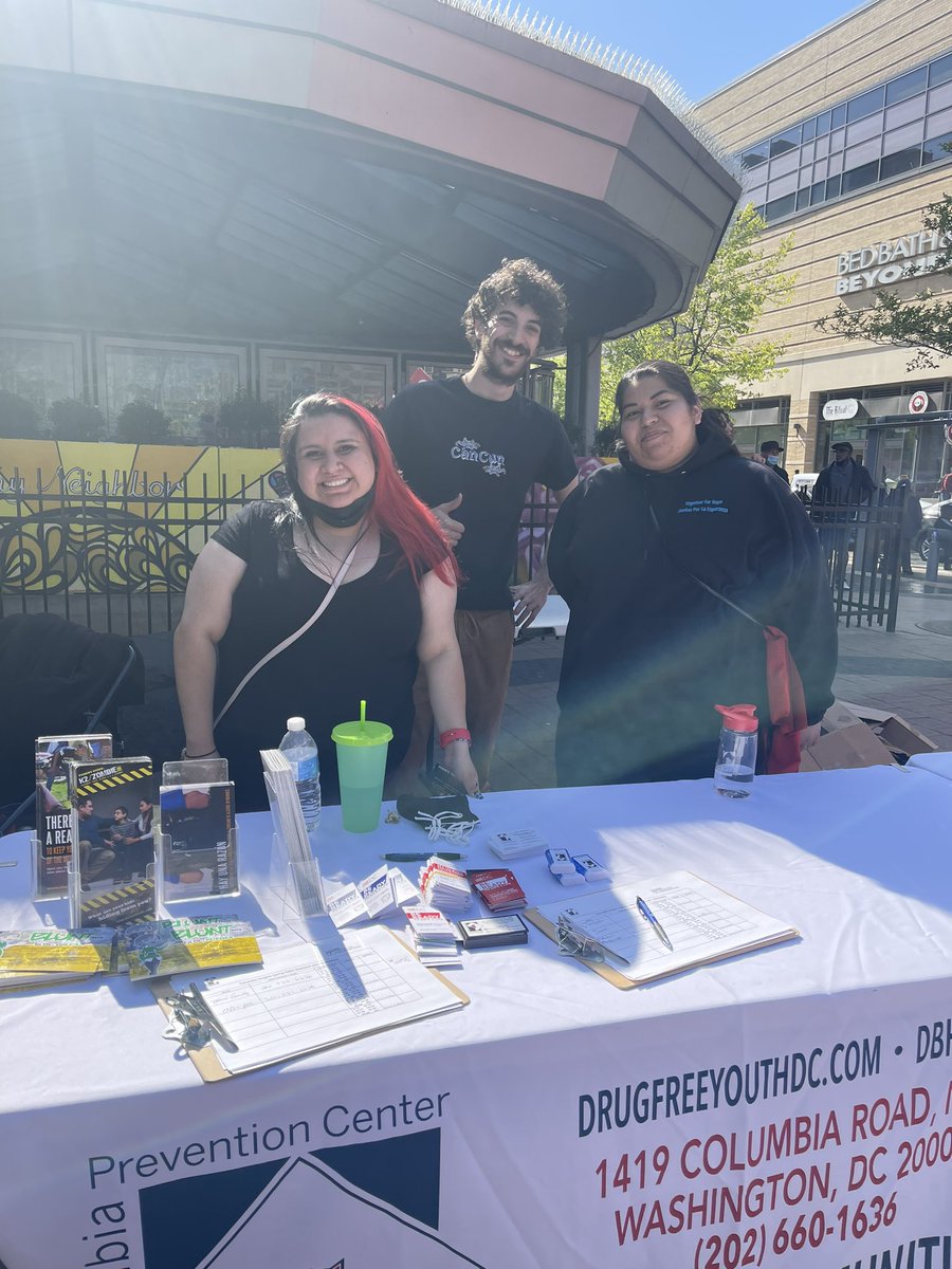 jasminbenab's tweet photo. @MayorBowser @SafeDC Community Resource pop-up in @ColHeights metro @Dcpc1and2 is out here providing drug/substance abuse prevention, giveaways and enrolling for programs.  #CommunityPopUp's #AllEightWards https://t.co/BvgQOhJjpQ