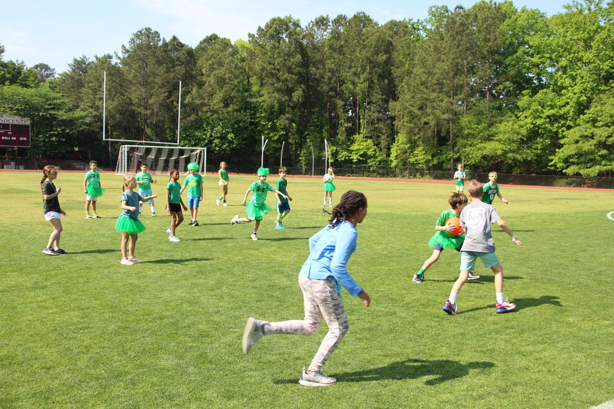HIESbears's tweet photo. Lower School students enjoyed the most beautiful Field Day! Kickball, softball, field games, inflatables, picnic lunch and ice cream = WIN! #hiesbears https://t.co/VuIk9N4ekN