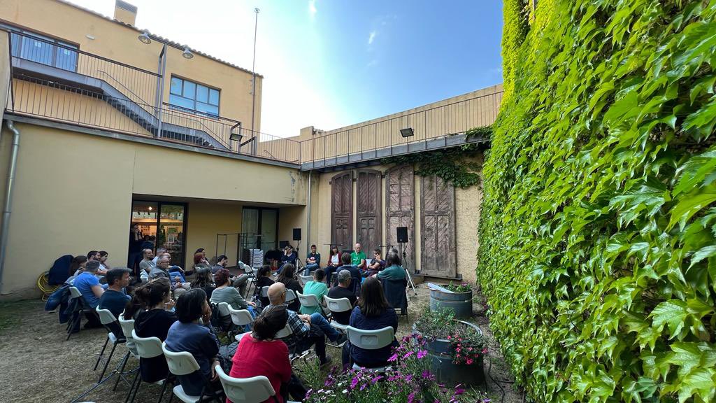 NoalaMatSelva's tweet photo. Avui hem participat al col·loqui que obria el Mercat de les Herbes de Sta Coloma juntament amb companys de @NoVariantc63 , @NoalaPedrera , Riera Viva i els ponents:Santi Ramos, @alfonsdg Delgado, Ona Font @fundacioemys Elisabet Del Valle i @adria_compte 

Quin goig de territori! https://t.co/LwrzAdmfeg