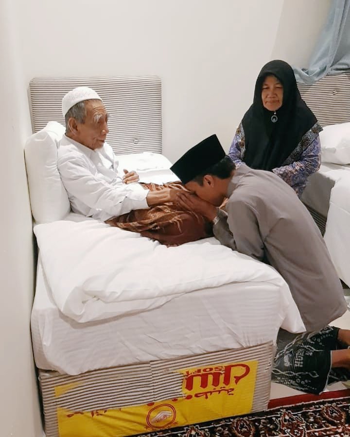 dendinasir's tweet photo. @TajYasinMZ Sowan Mbah Maimun, 'nggandol' Gus Zaki Hadzik  (cucu Mbah Hasyim). Janjian di lobby hotel (daerah mahbas jin) habis sholat maghrib. Berangkat sowan ber-7; Gus Zaki sekalian, Gus Afif Denanyar sekalian, Gus Fadhil Bondowoso, Gus Daniel Gondrong Tmbakberas, juga saya sendiri. https://t.co/T2gNdM5z29