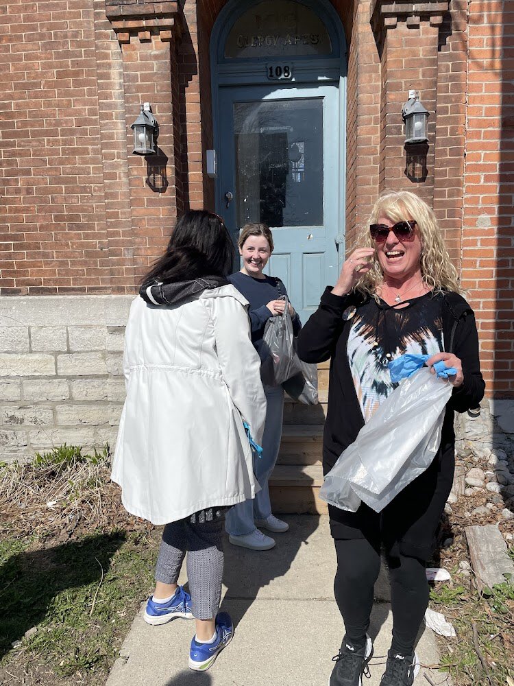AnaRand6's tweet photo. Amazing Faith Day activities with @alcdsb_ecth,@alcdsb_shrt, @mllebenevides. The most fabulous community walk/scavenger hunt ever!  We helped a stranger carry groceries, wrote notes of kindness and encouragement, donated to charity and so many other awesome things. God is good! https://t.co/Rjx4npsXvv