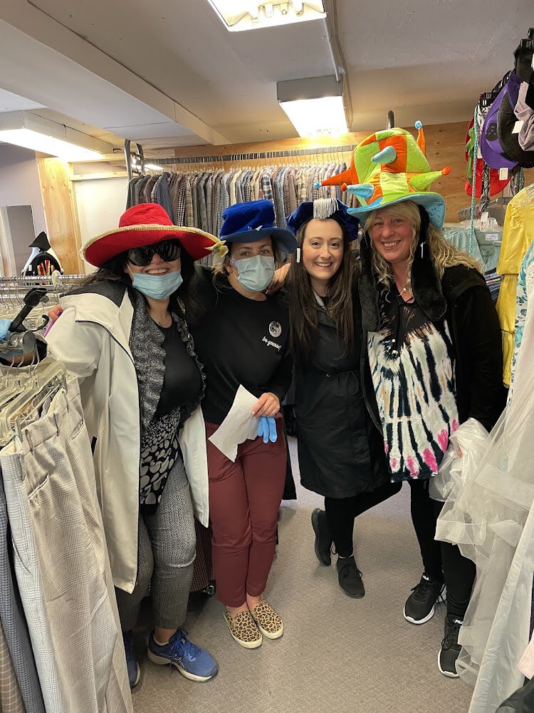 AnaRand6's tweet photo. Amazing Faith Day activities with @alcdsb_ecth,@alcdsb_shrt, @mllebenevides. The most fabulous community walk/scavenger hunt ever!  We helped a stranger carry groceries, wrote notes of kindness and encouragement, donated to charity and so many other awesome things. God is good! https://t.co/Rjx4npsXvv