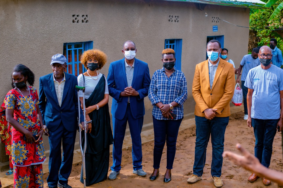 Radiotv10rwanda's tweet photo. Muri iki gihe u #Rwanda ruri mu minsi 100 yo #Kwibuka28, Ubuyobozi n’abakozi ba #Tele10 basuye banaremera imwe mu miryango y’abarokotse ituye mu Murenge wa Ntaramamuri @Bugesera Banasura Urwibutso rwa Ntarama bunamira inzirakarengane ziharuhukiye.
➡️https://t.co/PO6pnJxG8u https://t.co/P2Y1QH8MfX