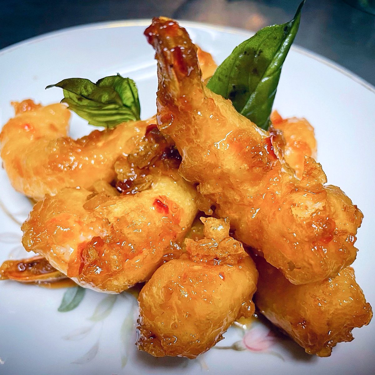 Shrimply the best 🍤 #tohroong’s Crispy Fried Shrimp — tossed in house made garlic-basil sauce