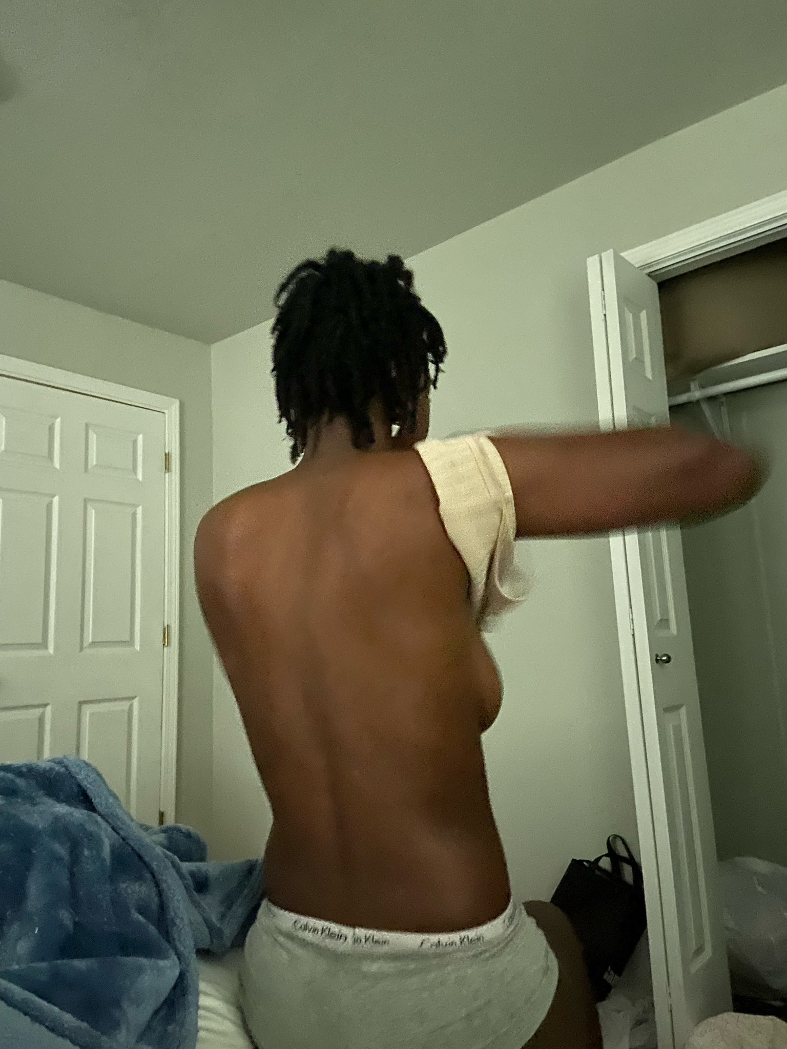 1 pic. Some candids of me getting ready ;p https://t.co/qhZ4lO9glk