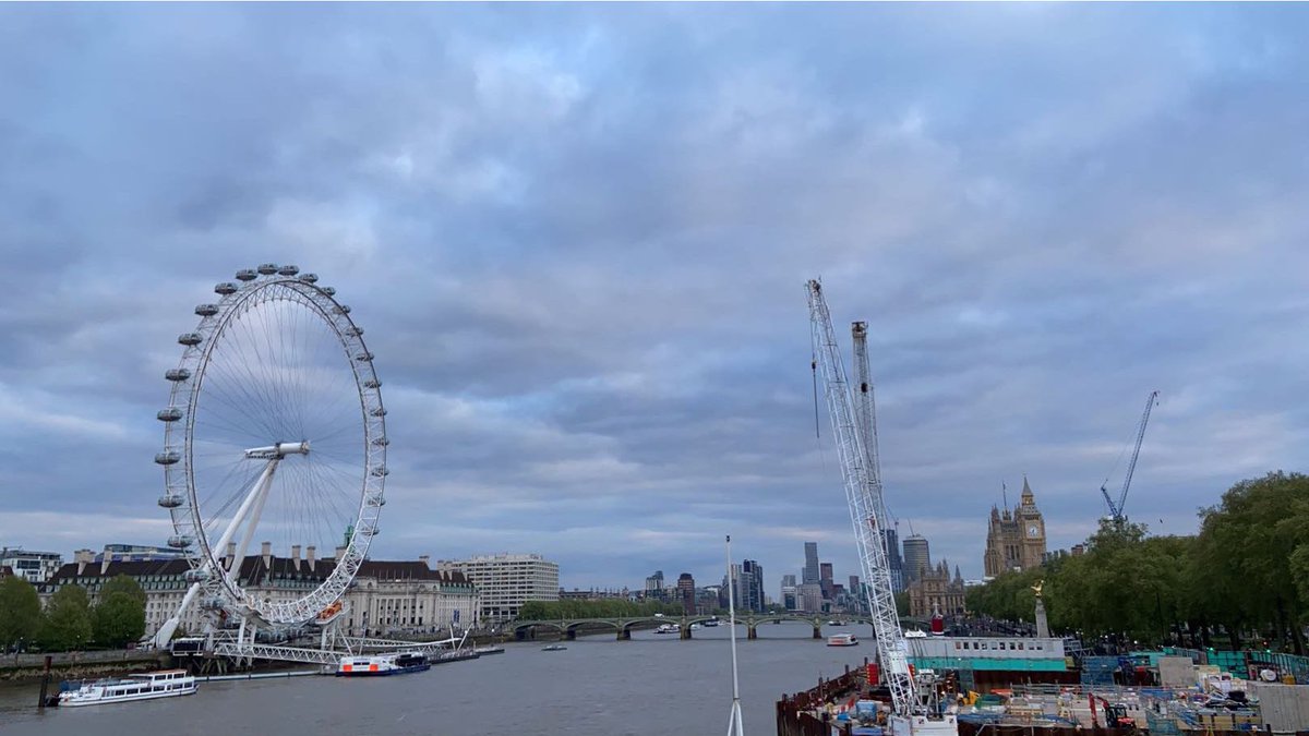atzhyun's tweet photo. the cutest first day in london 🥺 https://t.co/BXORHi0Cq2