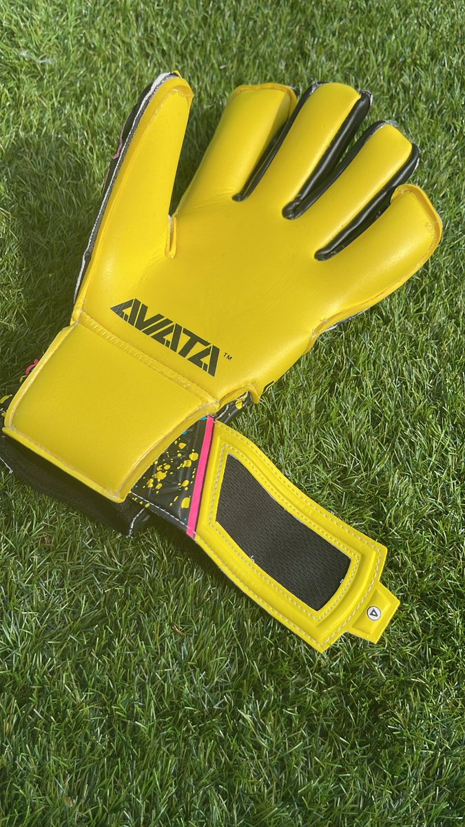 Welcoming back <a href="/AviataSports/">Aviata Sports GK</a> to out online goalkeeper shop 💙 introducing the new collection which includes these beauties Stretta Neo Splash Finger Protect 📲 great-save.com/goalkeeper-glo… #goalkeepergloves