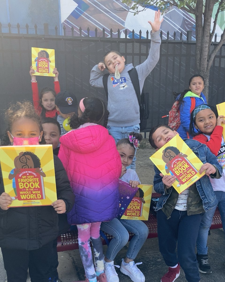 MsMasonPAACS's tweet photo. Yes Day! means a new book with a personal message on the inside cover for every K-3 student @panamcs2008! Thank you Coach Schupack, @akrfoundation and @DonorsChoose for making this book giveaway possible! #YesWeek #ReadingCommunity #LiteracyFun https://t.co/qvpikTPlqe