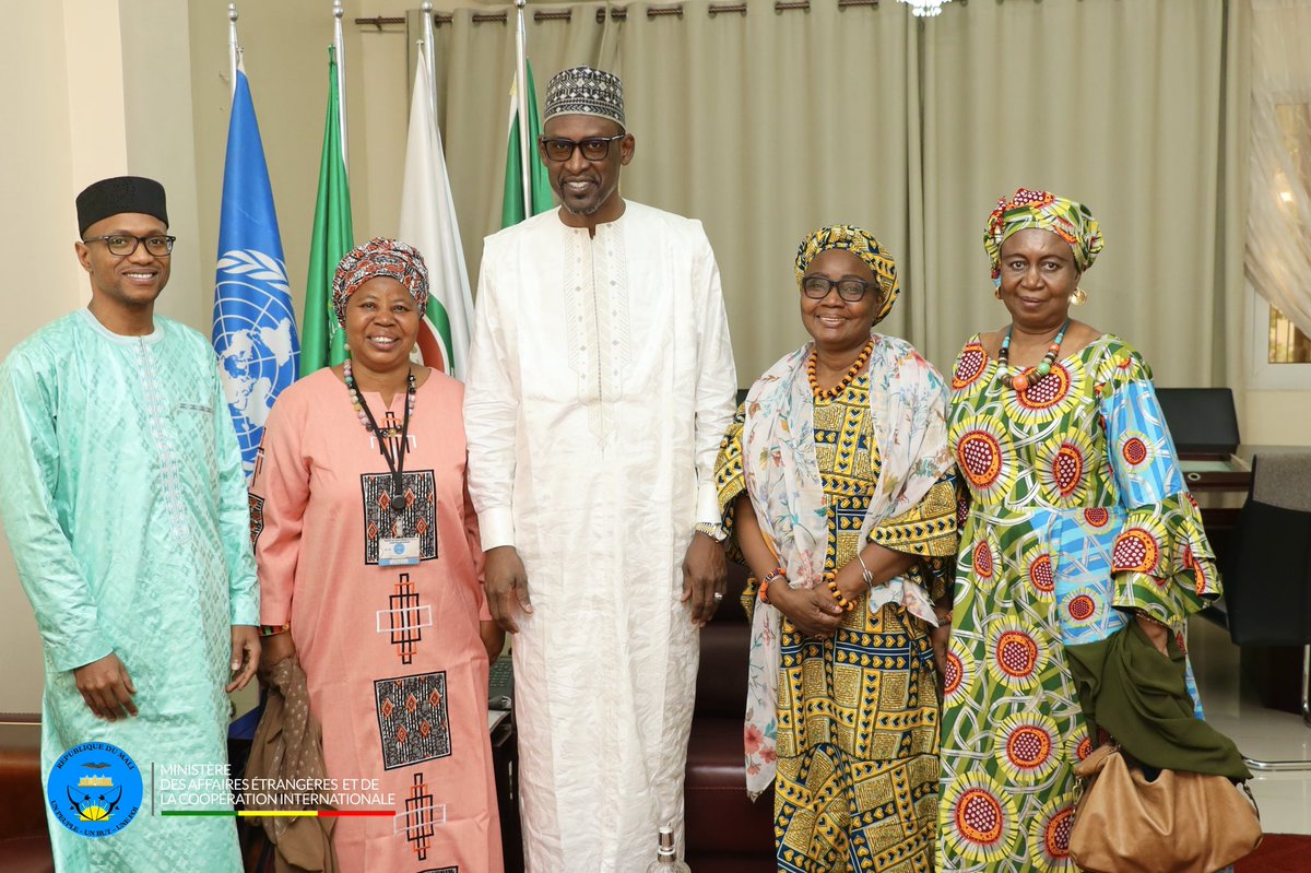 MaliMaeci's tweet photo. Le Ministre des Affaires étrangères et de la Coopération internationale, SEM Abdoulaye DIOP, a reçu en audience ce Vendredi 29 avril 2022 une délégation du Centre pour la Gouvernance du secteur de la sécurité (DCAF) conduite par le bureau de Bamako. @AbdoulayeDiop8 https://t.co/Mi7icqSXor