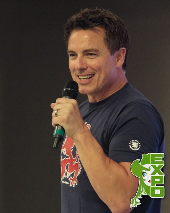 Time_Hound's tweet photo. @vorgelot @ClareSparkle @sexysuzie45 @greeneyesjrr @barrowmanfan4ev @tizzyd2 @iNerdyFangirl @_VictoriaManson @Cl0udy2day @bonniehamrick54 @Gloriacorbi @Doric_Dame @bloodytorchwood @TracyMDavis Merci mon ami, et un #FABweekend à toi et à tous  #FF! https://t.co/vsGtFeuNZA
