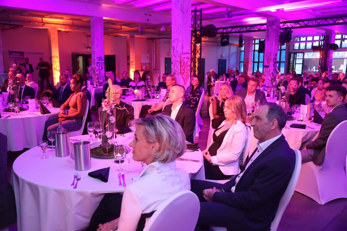 BildungTH's tweet photo. Thüringer #LSB, #Sporthilfe &amp; #SportjournalistencIub zeichnen in Erfurt Sportler des Jahres 2021 aus.
Im Rahmen der Verabschiedung ehemaliger Athlet*innen hat Staatssekretär Prof. Dr. #Speitkamp die Thüringer Sportplaketten 🏅 (Thüringens höchste Sport-Auszeichnung) überreicht. https://t.co/1IuPjFxM3n