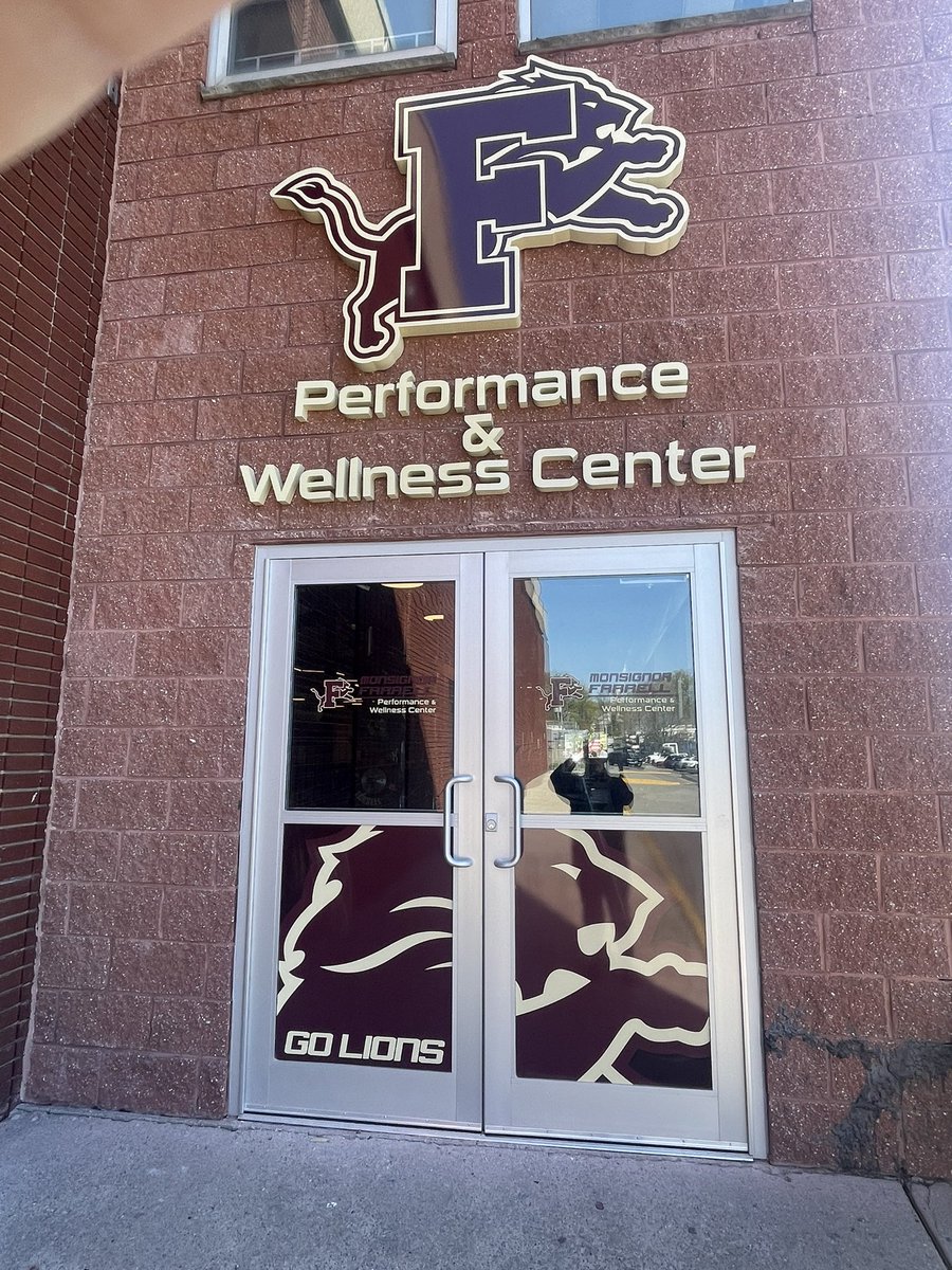 MsgrFarrellFB's tweet photo. The WEIGHT is finally over‼️

🥳 in the Jungle‼️

#2TM #ROARin20s 

@tgarofalo76 @MsgrFarrellPres @Coach_Schmidty https://t.co/J8CcZSKN5d