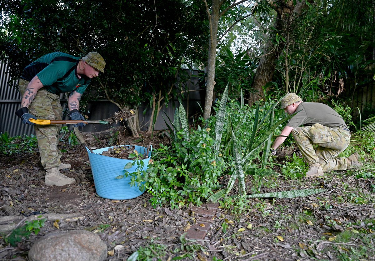 While 96-year-old Legacy widow Gwenyth Davis looked on from her front porch, #YourADF donned their gloves, grabbed the pruning shears and dug in to bring her garden back to life as part of @LegacyAust's Backyard Assist program. 👏🏡🍂 📖 bit.ly/36WiHkO #AusArmy