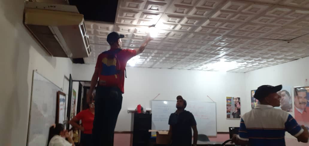 acosta_alcaldia's tweet photo. Instalación de bombillos ahorradores, en las oficinas de #BienestarSocial, #RegistroCivil, #IMVIA e #INDERMA, El alcalde @ChuoVelasquez, sigue acondicionando las instalaciones de la municipalidad. #SemanaDeLaDanza https://t.co/nss9pbLLSh