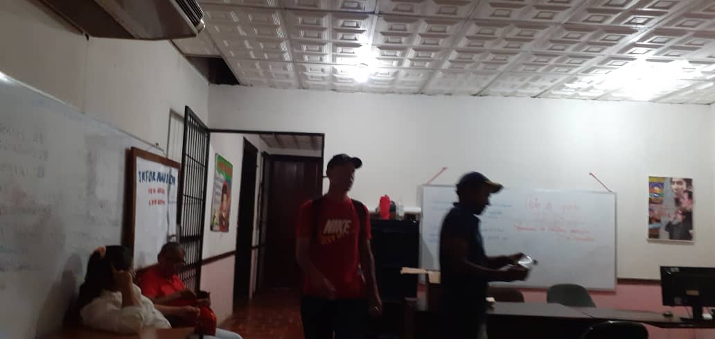 acosta_alcaldia's tweet photo. Instalación de bombillos ahorradores, en las oficinas de #BienestarSocial, #RegistroCivil, #IMVIA e #INDERMA, El alcalde @ChuoVelasquez, sigue acondicionando las instalaciones de la municipalidad. #SemanaDeLaDanza https://t.co/nss9pbLLSh