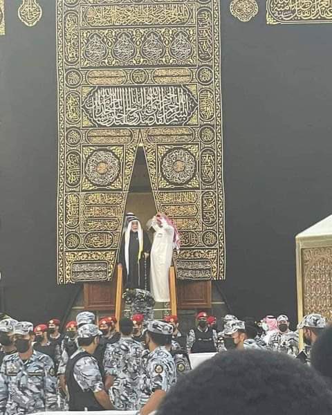 moha_oz's tweet image. في عام ٨ للهجرة اجتمع النبيﷺ مع عثمان بن ابي طلحة واعطاه مهمة امر الله بها من فوق سبع سماوات له ولذريته، وهي مهمة حفظ مفتاح الكعبة، وقال له أني لم ادفعها إليكم ولكن الله دفعها.

هذه الصورة التقطت امس للشيخ صالح الشيبي حفيد عثمان بن طلحة، وهو حامل المفتاح اليوم كما أمر الله ونبيه