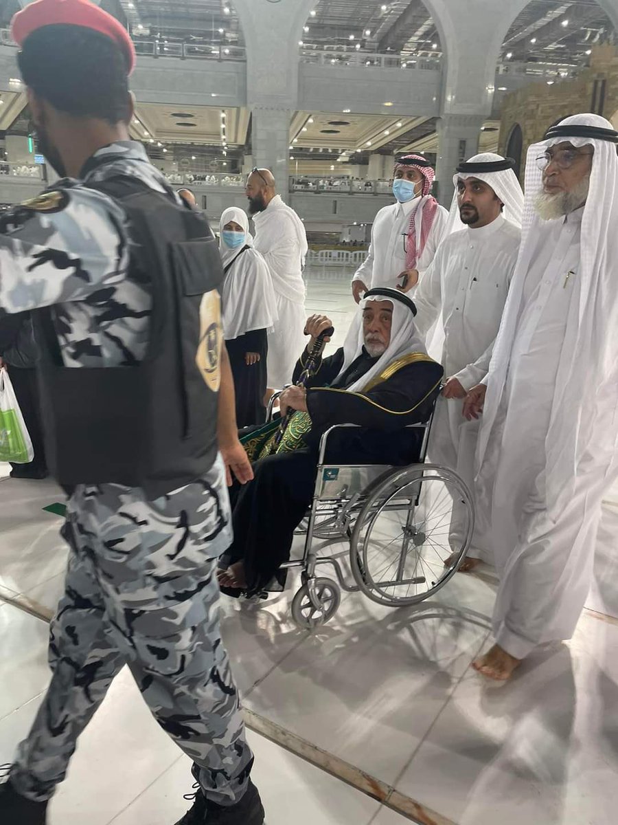 moha_oz's tweet image. في عام ٨ للهجرة اجتمع النبيﷺ مع عثمان بن ابي طلحة واعطاه مهمة امر الله بها من فوق سبع سماوات له ولذريته، وهي مهمة حفظ مفتاح الكعبة، وقال له أني لم ادفعها إليكم ولكن الله دفعها.

هذه الصورة التقطت امس للشيخ صالح الشيبي حفيد عثمان بن طلحة، وهو حامل المفتاح اليوم كما أمر الله ونبيه