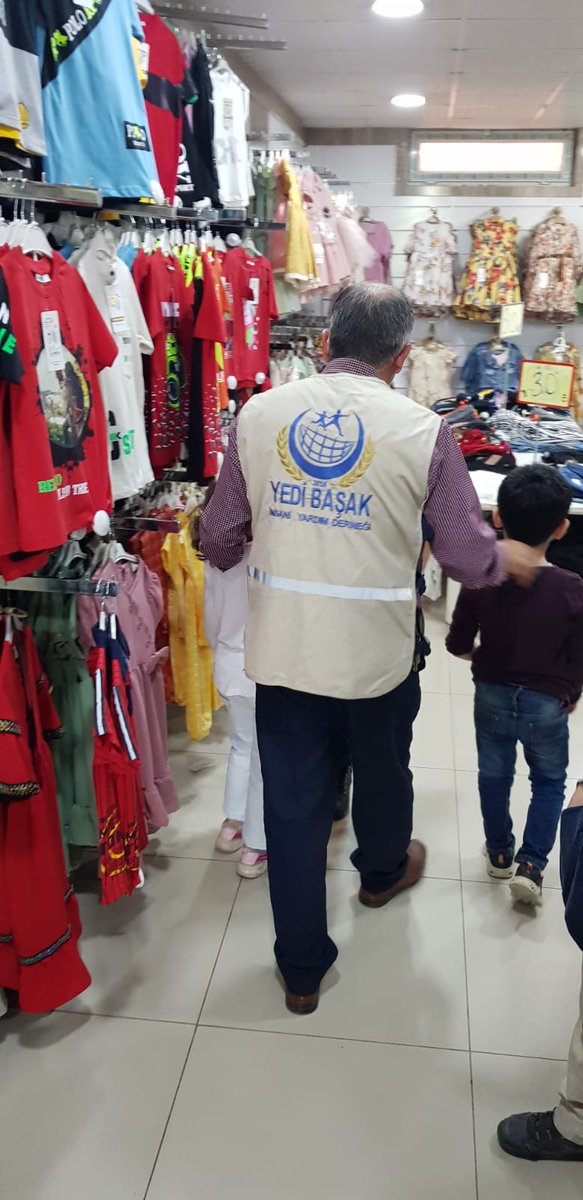 Kurtalan Yedibaşak Derneği tarafından yetim yavrularımıza bayramlık elbise yardımı yapıldı. Ardından iftar yemeği verildi. Çocukların sevinci görülmeye değerdi. Bir yetimi sevindirmekten daha güzel ne olabilir ki? Allah hayırsever bağışçılarımızdan razı olsun.
@yedibasakorgtr