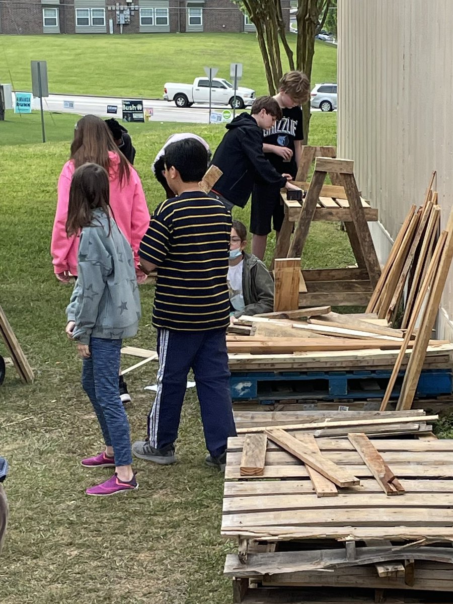 GastonCindy's tweet photo. 7th graders using #DesignThinking to create useful things from used pallets: plant stand, birdhouse, necklace holder, and more. @WeAreCSLA @khetrickteach @serosenow #CSLA_STEM https://t.co/a5IJbMtVHD