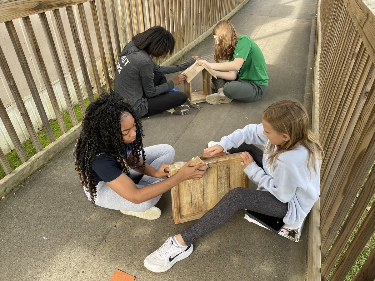 GastonCindy's tweet photo. 7th graders using #DesignThinking to create useful things from used pallets: plant stand, birdhouse, necklace holder, and more. @WeAreCSLA @khetrickteach @serosenow #CSLA_STEM https://t.co/a5IJbMtVHD