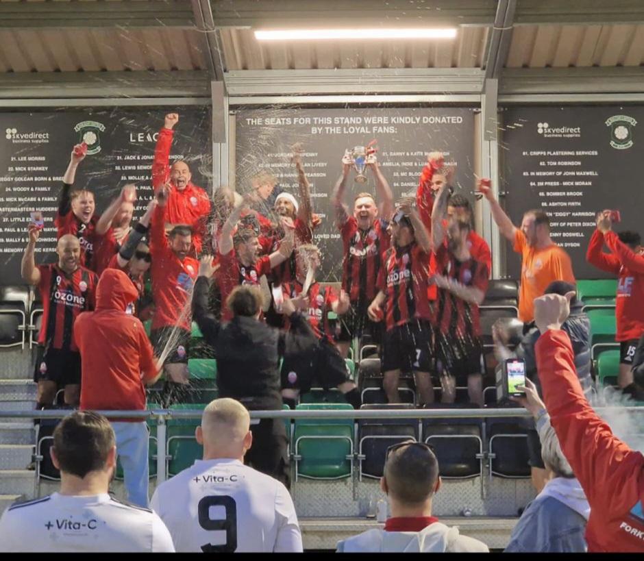 NewsomeFC's tweet photo. Richardson Cup Final 🏆🏆🏆
@NewsomeFC 2 @linthwaitefc2 0
Levi ⚽️
@adamhill69 ⚽️
MOM 🏆 @jordan01607628
#Doublebubble #WTB4LIFE ⚫️♥️ https://t.co/k6mZ2Bo89L