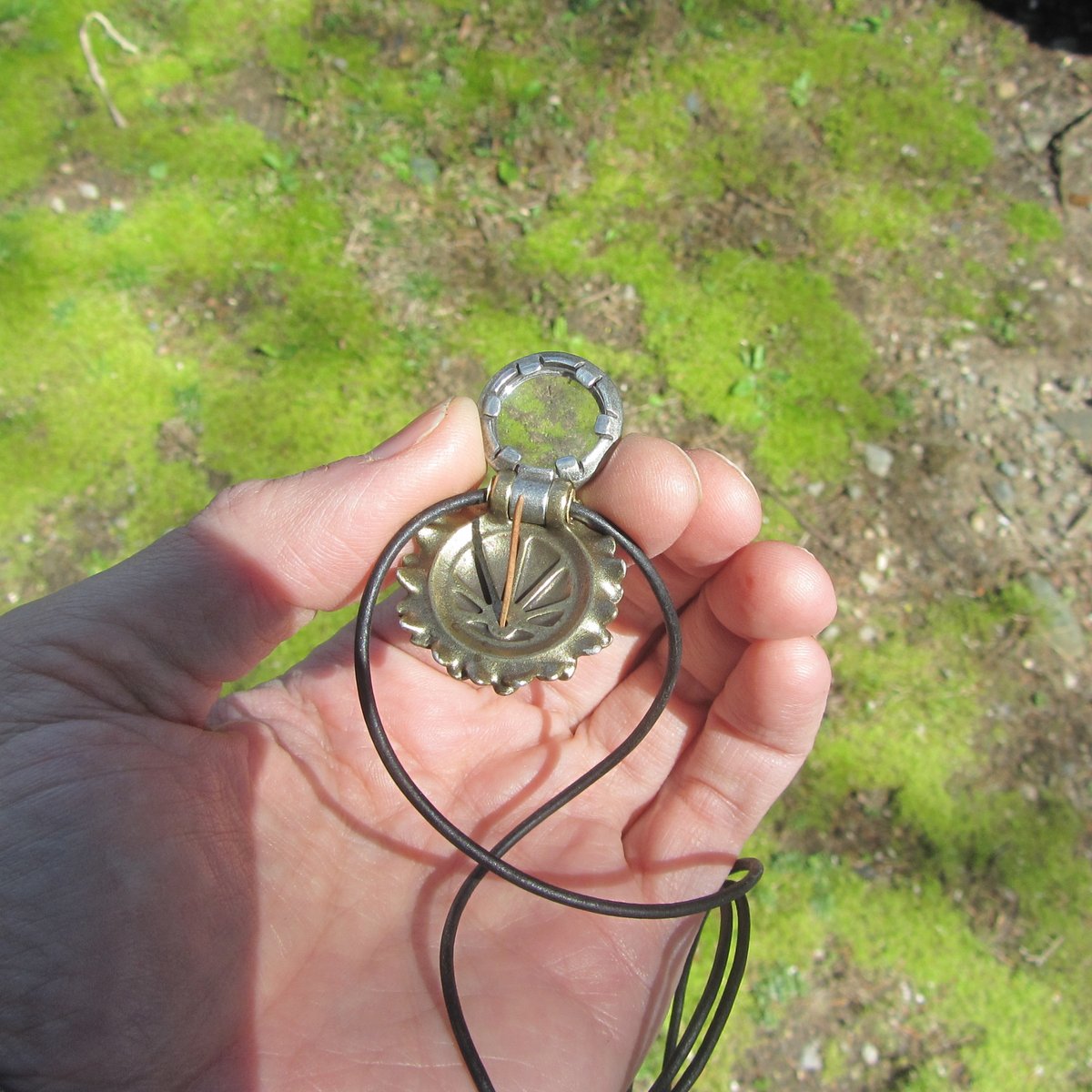 tlrcustom's tweet photo. First new product in a long time! Sunflower pendant with built-in magnifier and sundial:
https://t.co/uD0YcrdUQe https://t.co/q20RSbzkjo