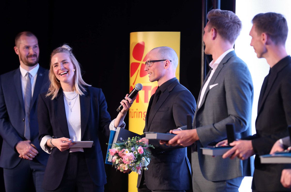 BildungTH's tweet photo. Sportstaatssekretär #Speitkamp übergab heute Thüringens höchste Auszeichnung im Sport (die Thüringer #Sportplaketten) an ehemaliger Athletinnen und Athleten des Freistaats. https://t.co/JAUBrqeGPr