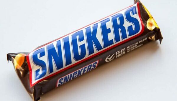 Snickers Denies Removing the 'D**k Vein' From Candy Bars - eurweb.com/2022/04/29/sni…
