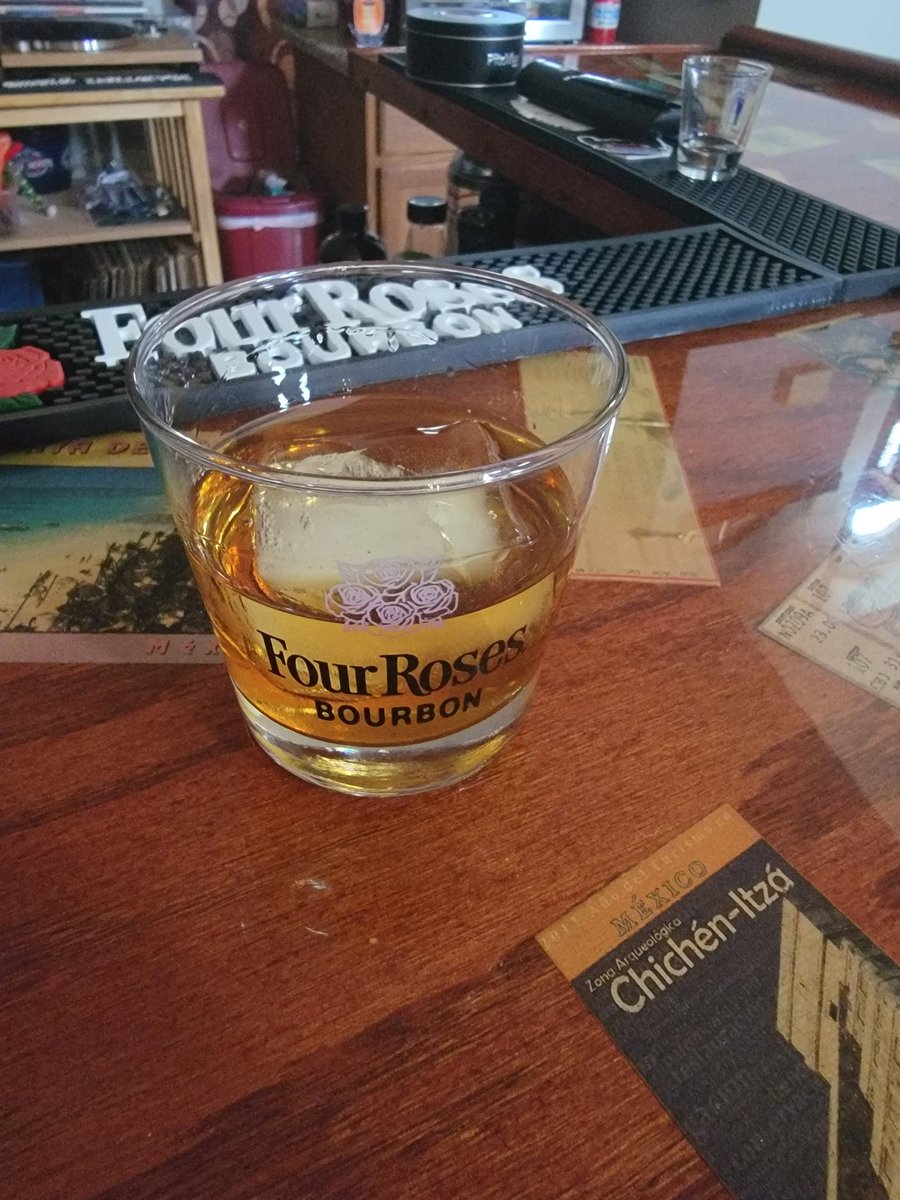 Coalguy1992's tweet photo. Peep the color change....#smallbatchselect @4RosesBourbon https://t.co/p05RzcRkaE