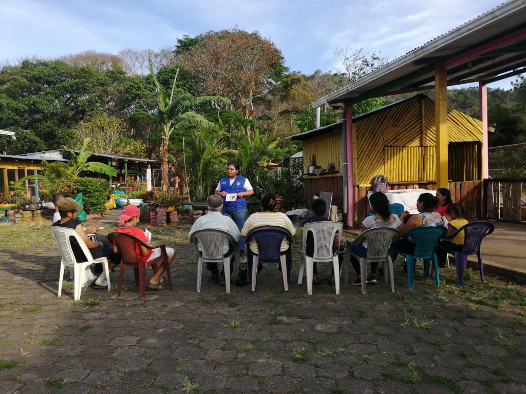 mividasin_droga's tweet photo. San Sebastián de Yalí || Nos encontramos con padres y madres de familia de jóvenes en riesgo a través del comité de Padres por la Paz, brindando charla sobre la prevención de adicciones🚭, en el Parque de Ferias Edgar Ortiz. 
#MiVidaSinDrogas #PazYPorvenir https://t.co/CLcGgRvJej