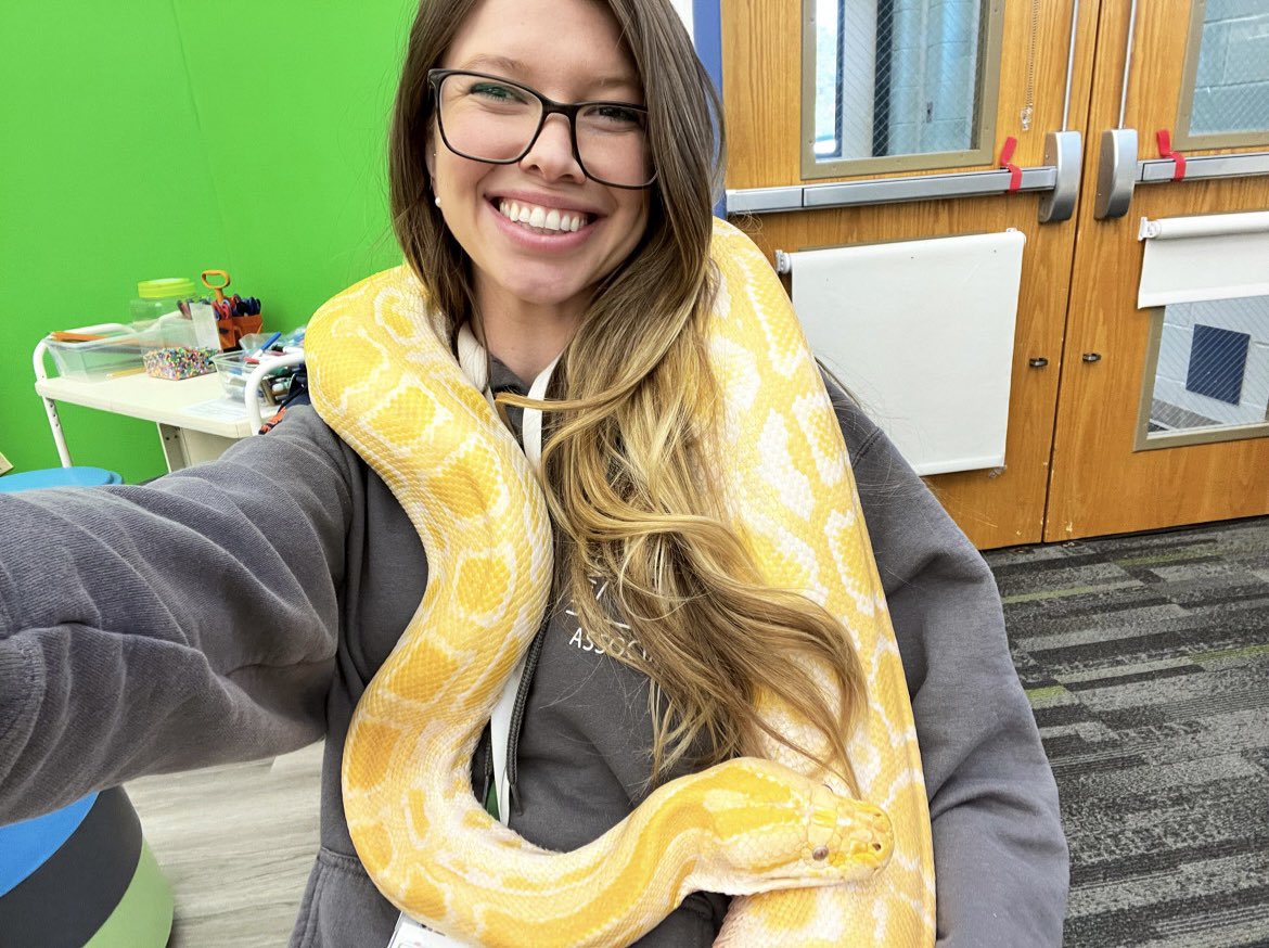 melissajrobol's tweet photo. Loved hangin with this cool guy, Banana Peel, today 💛🐍 #MPMS #LPS https://t.co/DkhWfYJFyh