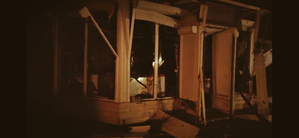 bcarloscarvalho's tweet photo. Acabo de chegar do bairro de Petrovsky, em Donetsk. Uma escola, um prédio de habitação e uma drogaria foram atacados pela artilharia ucraniana enquanto jantava. Apanhei um táxi e registei algumas imagens. Este bairro é fustigado pelas bombas ucranianas desde 2014. https://t.co/TUbwzJg2D5
