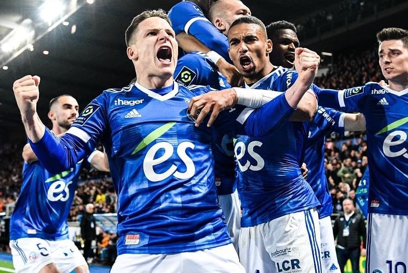 JasonSand67's tweet photo. Cette équipe, ce coach, ce public, cette ambiance, STRASBOURG je t’aime 💙🤍#RCSAPSG https://t.co/lH369v4aso
