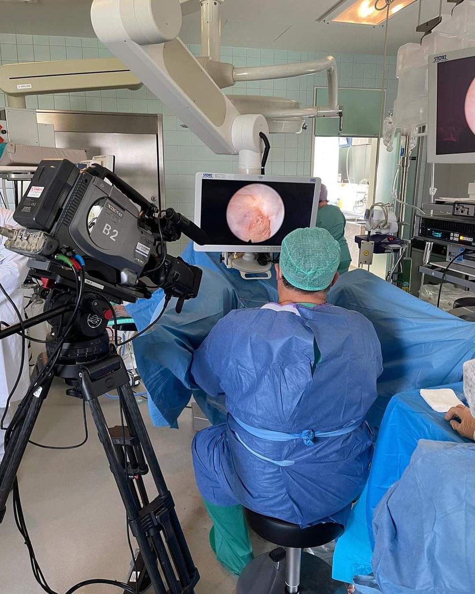 ICUAurologia's tweet photo. Retransmisión en vivo de @fgomsan desde el quirófano para la Masterclass  del manejo de HBP organizada por @eauesut y @Uroweb en Alemania. Durante la sesión se ha realizado una enucleación prostática con láser de Holmio con liberación apical temprana con virtual basket QUANTA https://t.co/QrerdVpGIV
