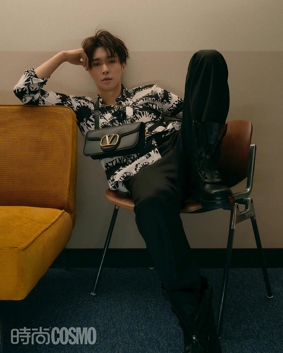 In #CosmopolitanChina, @layzhang was wearing the #ValentinoArchive Waves Print shirt alongside the #VALENTINOGARAVANI #LocòBag, photographed by #TrunkXu​

#ValentinoNewsstand