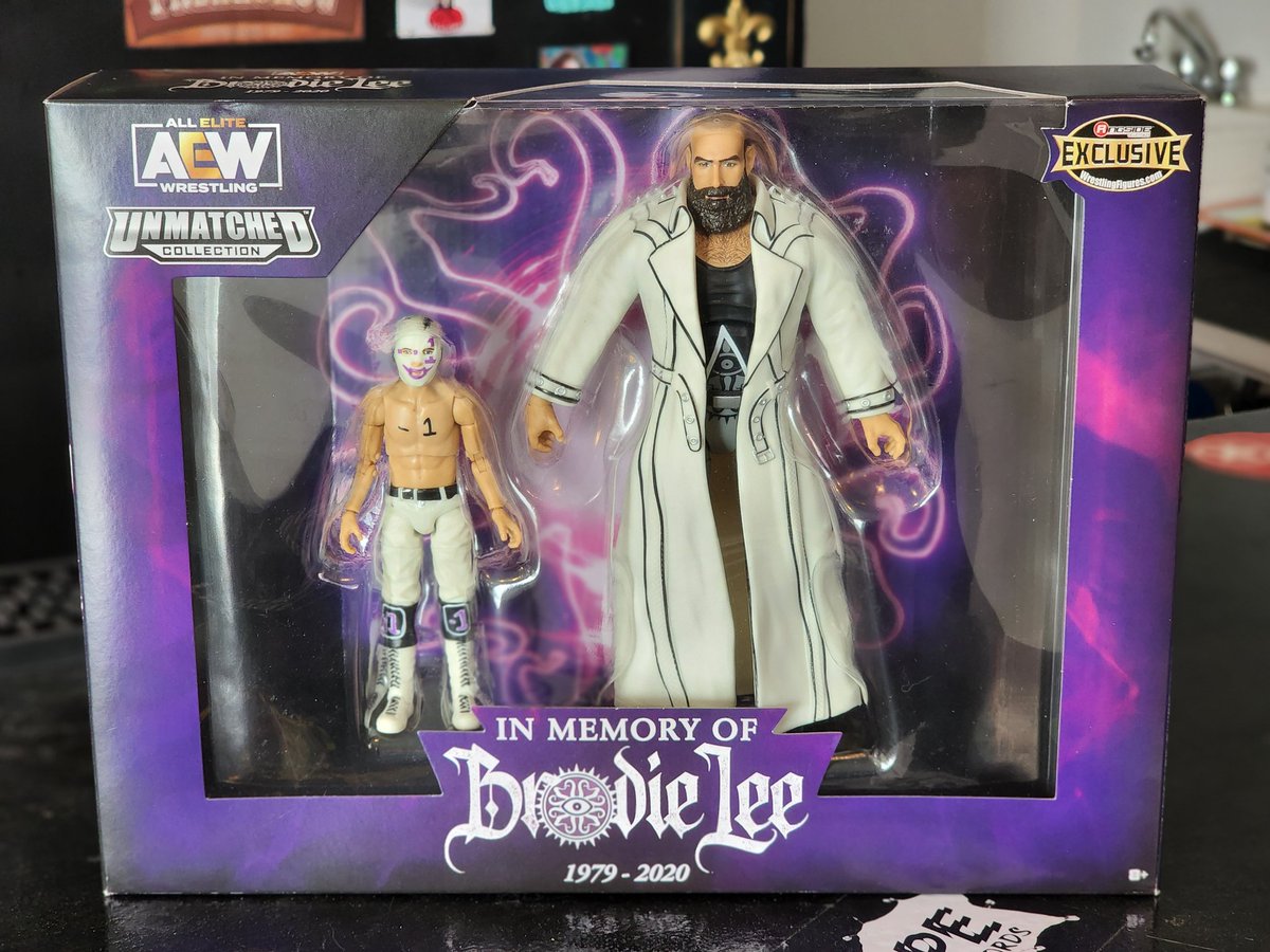 TheDominateSean's tweet photo. Super cool mail day 🖤💜 @ThisBrodieLee @AEW https://t.co/XsY7gr6SWm