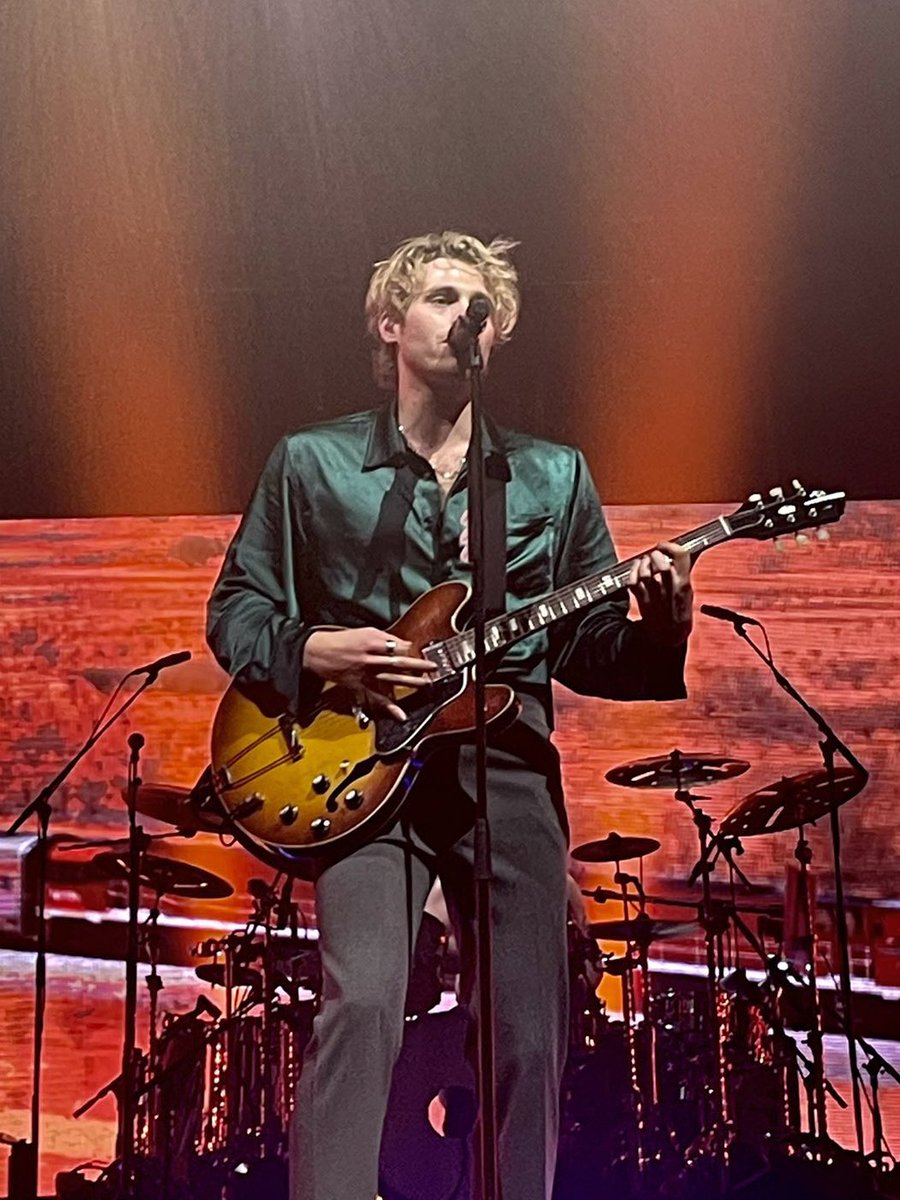 babybluedanella's tweet photo. luke said “shout out to the old me” https://t.co/Xz0w84O7HH