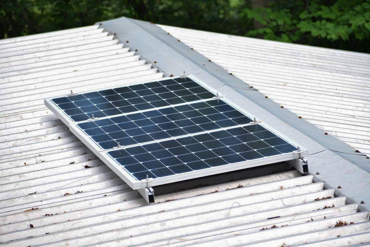 FONAES's tweet photo. Las familias de la comunidad 📍Cacho de Oro, Teotepeque, La Libertad, hoy cuentan con paneles solares; como una alternativa segura y amigable con el medio ambiente. 🌱💡🤲🏻

Una inversión que generará grandes cambios. ✊🏼😃

#VamosPorelCaminoCorrecto. https://t.co/rQoIQpPSeS