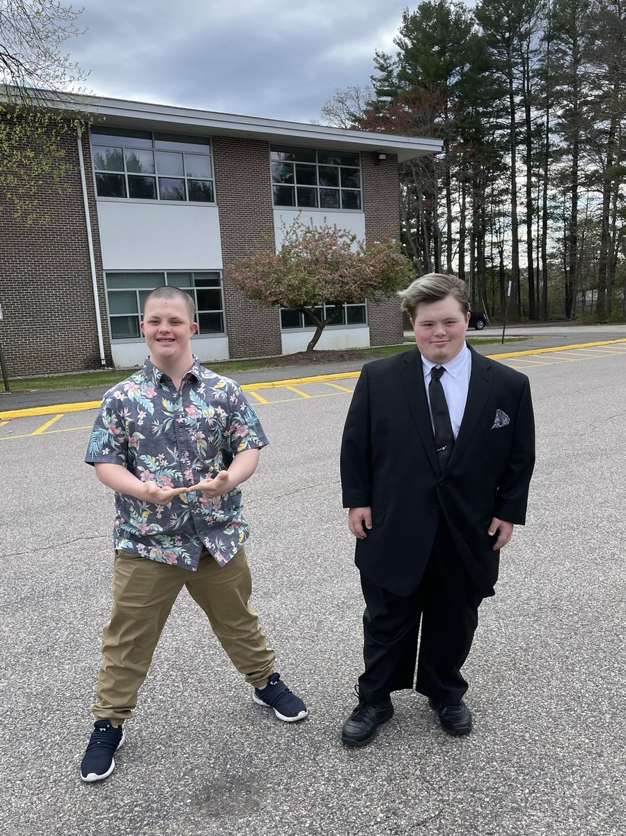 SuzDiercksen's tweet photo. Best Buddies Prom at Pembroke!!  The Norton crew is excited!  @MsKellySweat @NortonSchools @DrBaetaNPS  @BestBuddiesMARI @nortonbuddies https://t.co/eWZ0JVhyaO