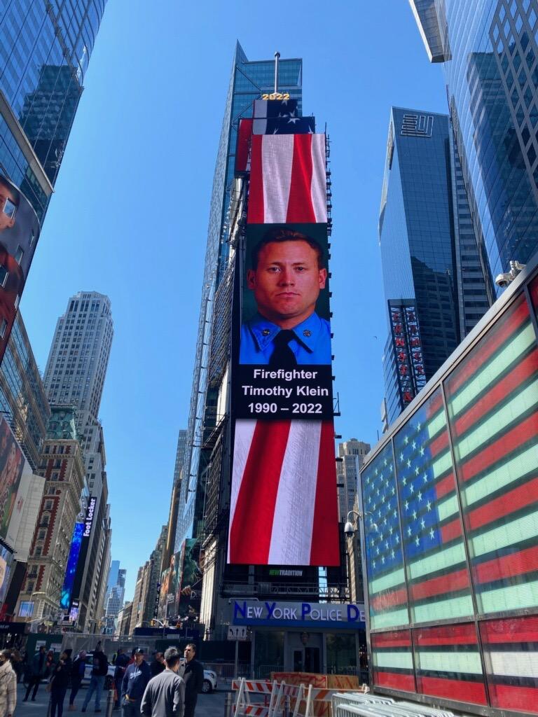 McCarthyufoa's tweet photo. Times Square tribute 
@NYSPFFA @IAFFNewsDesk https://t.co/MUDPdHmMnb