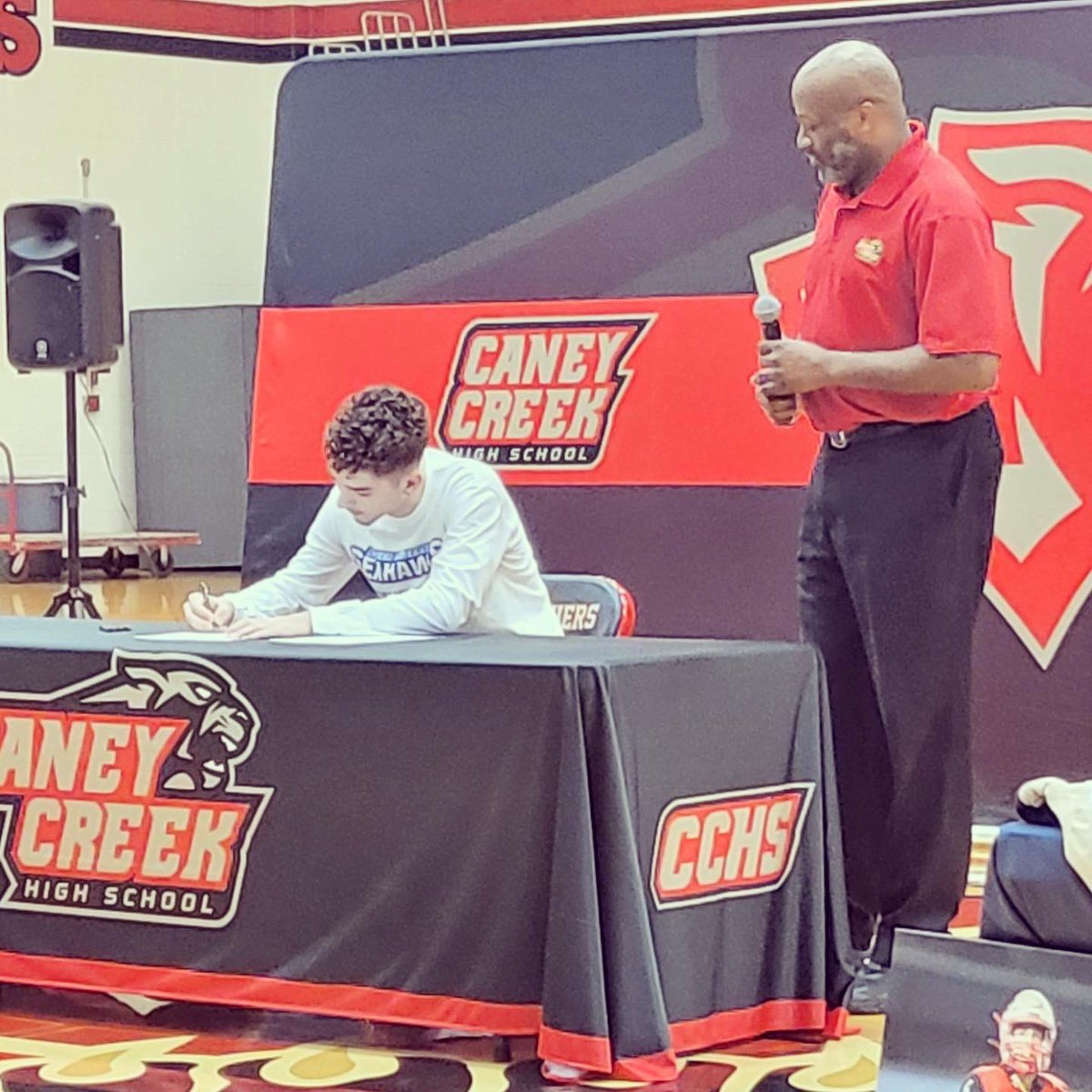 nhoustonhustle's tweet photo. What a special day for a very special player! Moments like these are indeed PRICELESS!! Congrats Travis Pinder on your commitment & signing to play basketball for @KeiserMBB in West Palm Beach, FL!
#KeiserSeahawks ππ¦
π https://t.co/TSfEEQeVUg
