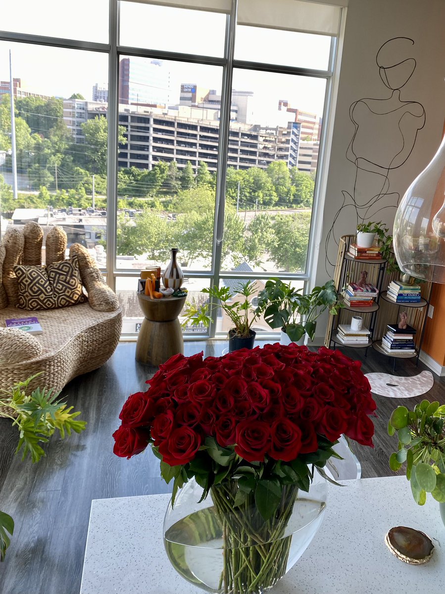 loveinfewwords's tweet photo. “A resident came by the desk and said she stay gettin’ some flowers delivered.” 😍🥺😩 https://t.co/rs9RY6Ab0X