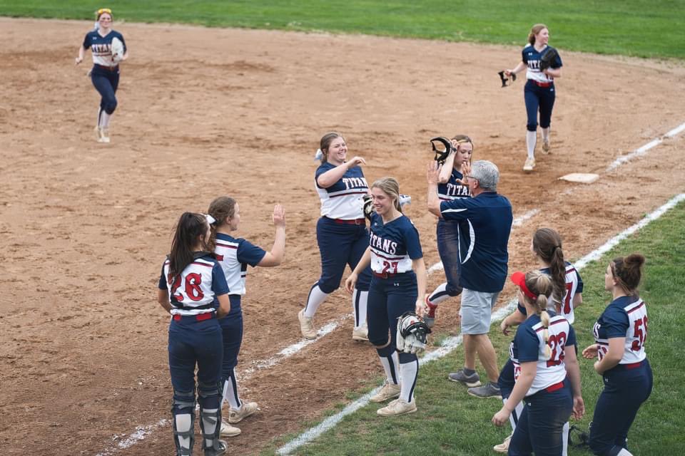 salts2020's tweet image. 11-1 W against Mars!!!💯💯 Bethany Rodman, Cam Murphy, and Mallory Moran all had bombs💣💣💣 The rest of the team added plenty more of hits on!!!!😎😎😎 Way to go ladies!!!🔥🔥