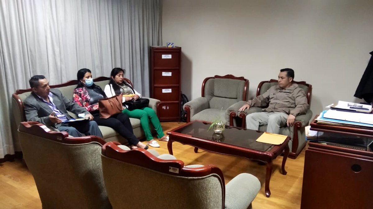 MAATE_Zonal10's tweet photo. El Director Zonal 10, Byron Medina, entregó la resolución de registro de directiva a la Junta de Regantes del canal Santiago, legalizando así su accionar dentro del ámbito de su competencia que beneficiará a 430 usuarios. Aseguramos el acceso de agua en cantidad y calidad. https://t.co/lnCGmD7Xww