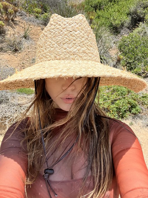 Shoot day in Malibu for @heysummermag. No filters needed 🌤 https://t.co/Zu0wMwsKbu<a class="tags" target="_blank" title="On Twitter" href="/?out=eyJ0eXAiOiJKV1QiLCJhbGciOiJIUzUxMiJ9.eyJpYXQiOjE3MjA1MjAyMTcsImlzcyI6InR3cG9ybnN0YXJzLmNvbSIsIm5iZiI6MTcyMDUyMDIxNywiZXhwIjoxNzUyMDU2MjE3LCJyZWRpcmVjdF91cmwiOiJodHRwczovL3R3aXR0ZXIuY29tL2hleXN1bW1lcm1hZyJ9.rjjJF14JMuv8nxYDFI5wBfpOG3SYo-09Iy2Nmj8q-wCEBQkjDxt_Bo_83979f4ydAUoyGlp91jpaQXOsyMxztQ">@heysummermag</a>